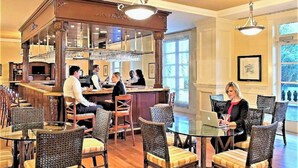 Una zona de bar con mobiliario de madera y barra.