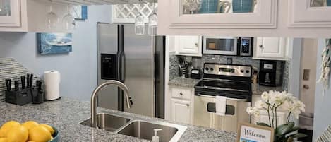 Een koelkast, een microgolfoven, een oven, een vaatwasser