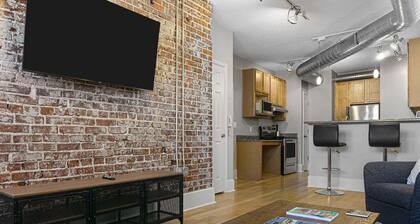 Gorgeous 2BR downtown condo near EVERYTHING!