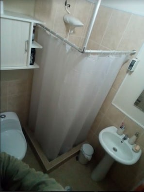Douche, serviettes fournies, savon, papier toilette