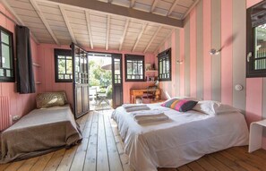 3 habitaciones, tabla de planchar con plancha, wifi y ropa de cama 