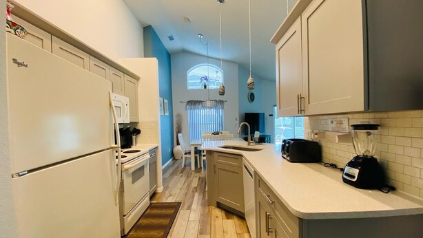 Private kitchen - Dianes Southern Dunes Vacation Home (Haines City)