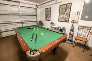 House, 1 King Bed (Nick's Southern Dunes Vacation Home) | Game room