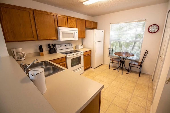 House, 1 King Bed (Nick's Southern Dunes Vacation Home) | Private kitchen