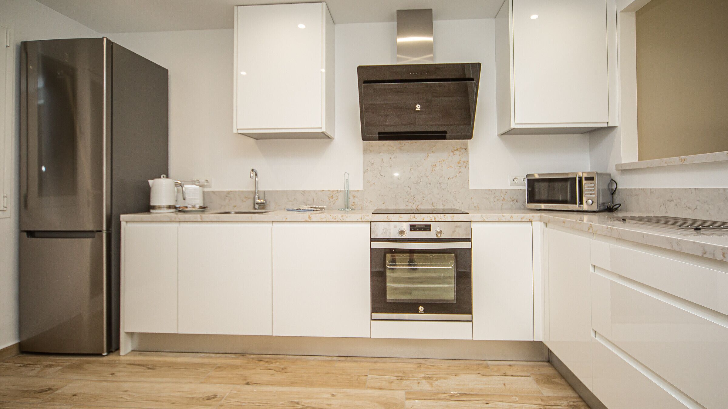 Réfrigérateur, micro-ondes, four, lave-vaisselle