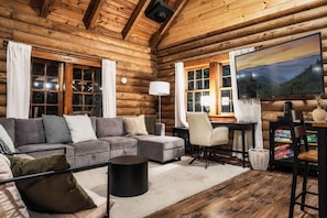 Smart TV, chimenea y libros 