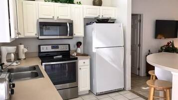 House, Multiple Beds (Patricia's Southern Dunes Vacation Ho) | Private kitchen
