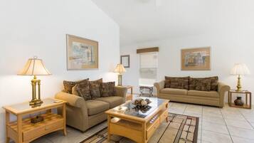 House, Multiple Beds (Patricia's Southern Dunes Vacation Ho) | Living room