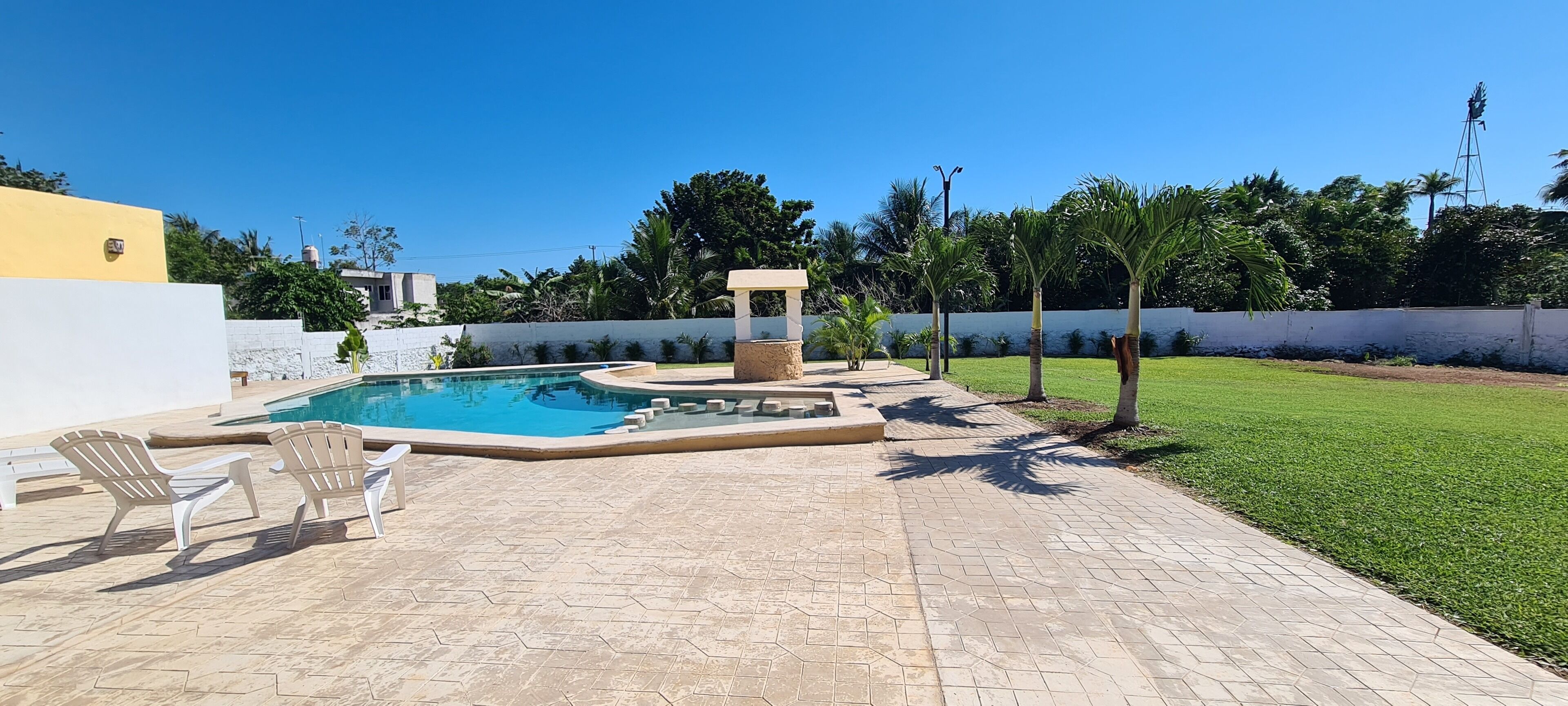 Una piscina al aire libre (de 08:00 a 21:00), tumbonas