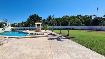 Una piscina al aire libre (de 08:00 a 21:00), tumbonas