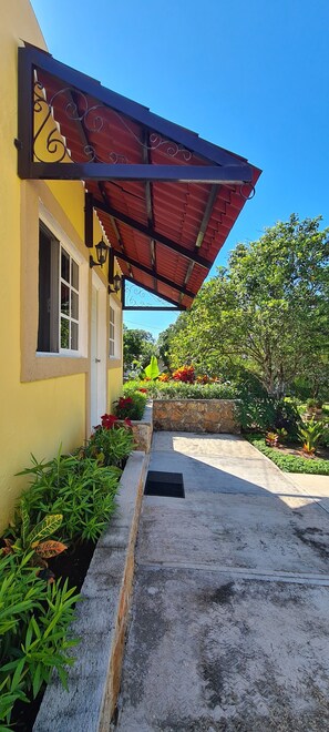Deluxe Room | Living area | 32-inch flat-screen TV with cable channels, TV - Hotel Quinta Izamal (Izamal)