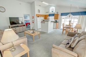 單棟房屋, 多張床 (John's Southern Dunes Vacation Home) | 客廳