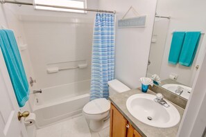 Casa, varias camas (John's Southern Dunes Vacation Home) | Baño