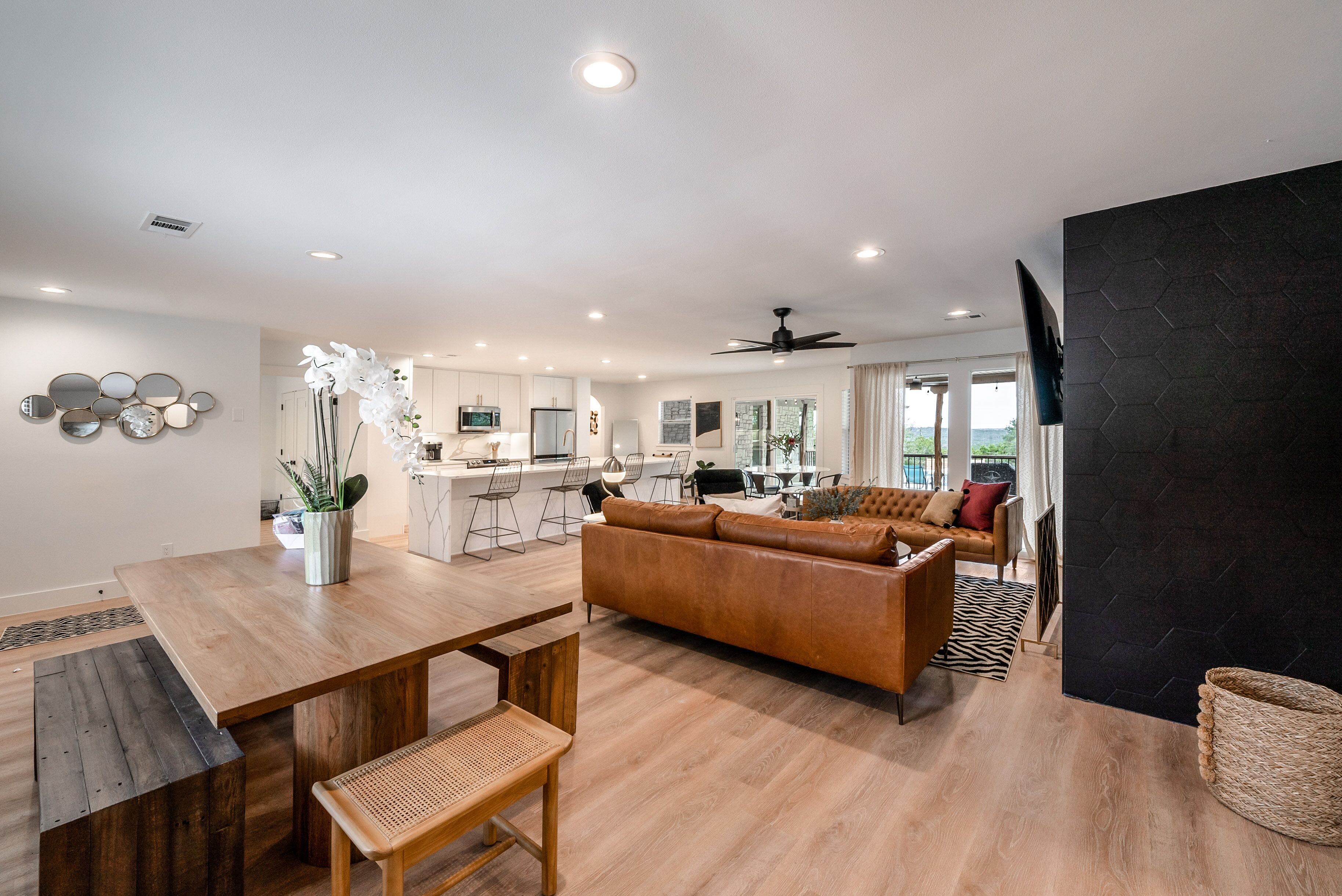 Een televisie en een open haard