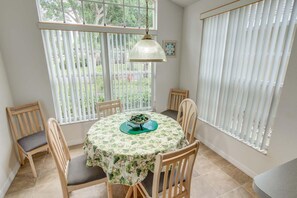 House, 2 Queen Beds (Kay's Southern Dunes Vacation Home) | Private kitchen - Kay's Southern Dunes Vacation Home (Haines City)