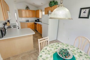 Casa, 2 letti queen (Kay's Southern Dunes Vacation Home) | Cucina privata