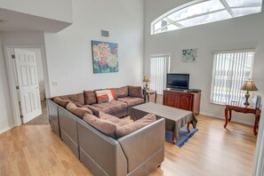 House, 2 Queen Beds (Kay's Southern Dunes Vacation Home) | Living room
