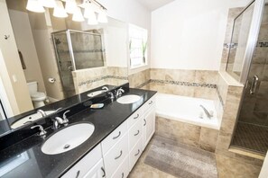 Casa, varias camas (Susan's Southern Dunes Vacation Home) | Baño