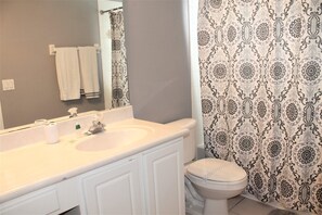 Maison, plusieurs lits (Elma's Southern Dunes Vacation Home) | Salle de bain