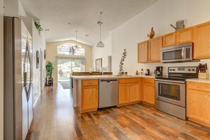House, Multiple Beds (Debra's Southern Dunes Vacation Home) | Private kitchen