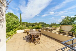 Outdoor dining - Mas Provence (Uzès) - Luxury Apartment - swimming pool 12-6 m - 9 acres garden (Tresques)