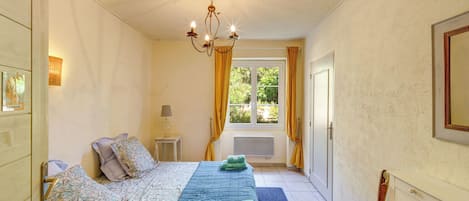 3 bedrooms, iron/ironing board, travel cot, free WiFi
