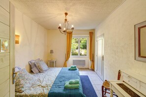 3 habitaciones, tabla de planchar con plancha y cuna de viaje 