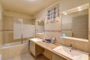 Bathtub, towels