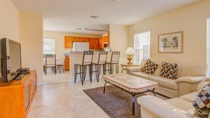 Casa, varias camas (Paul's Southern Dunes Vacation Home) | Sala de estar