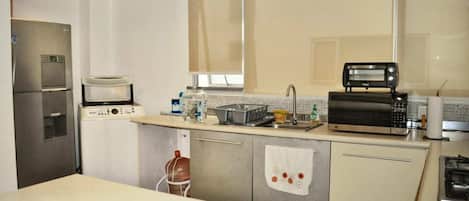 Micro-ondes, four, lave-vaisselle, grille-pain