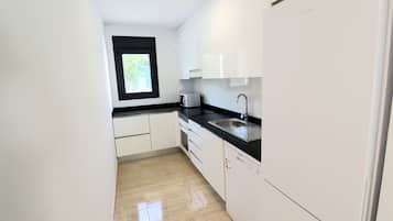 Een koelkast, een microgolfoven, een oven, een kookplaat