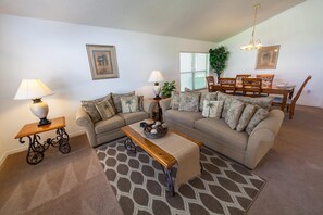 Casa, varias camas (Kevin's Southern Dunes House ) | Sala de estar