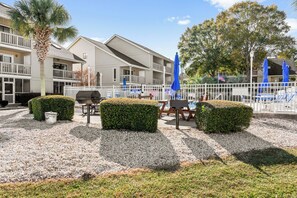 Outdoor dining - Rudy's Reel 'Em Inn By Beach Star (Myrtle Beach)