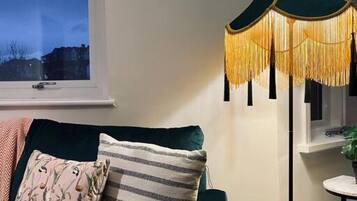 4 bedrooms, individually furnished, laptop workspace, Internet