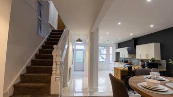 House | 4 bedrooms, individually furnished, laptop workspace, Internet