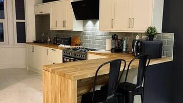 House | 4 bedrooms, individually furnished, laptop workspace, Internet