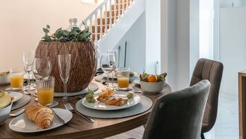 House | 4 bedrooms, individually furnished, laptop workspace, Internet