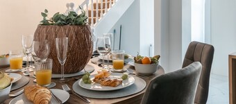 Kensington Place - 4 Bedroom Home w Free Parking