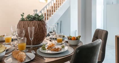 Kensington Place - 4 Bedroom Home w Free Parking