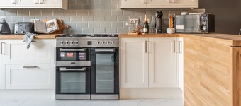 Kensington Place - 4 Bedroom Home w Free Parking