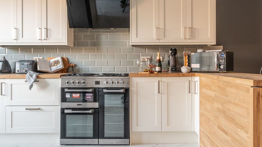 Kensington Place - 4 Bedroom Home w Free Parking