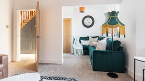 4 bedrooms, individually furnished, laptop workspace, Internet - Kensington Place - 4 Bedroom Home w Free Parking (Newport)