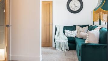 House | 4 bedrooms, individually furnished, laptop workspace, Internet