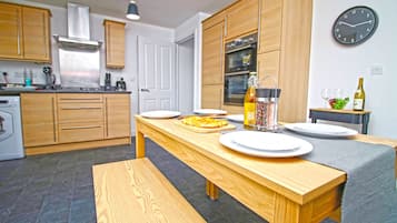House | 5 bedrooms, free WiFi