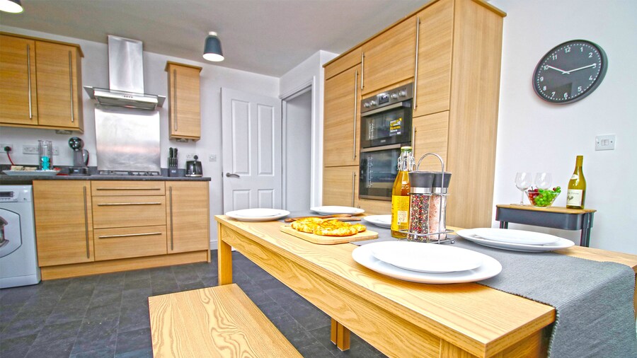 Isla House - Newport City Centre - Sleeps 7