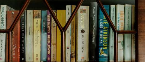 Una estantería llena de libros diversos.