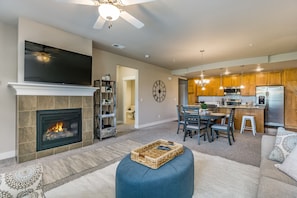 Smart TV, chimenea, impresora