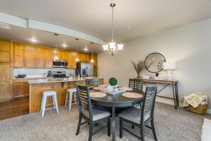 Dining - Amenities Abound! (Windsor)