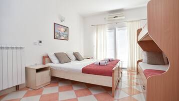 1 quarto, cofres nos quartos, ferros/tábuas de passar roupa