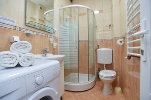 Een douche, een haardroger, handdoeken, zeep